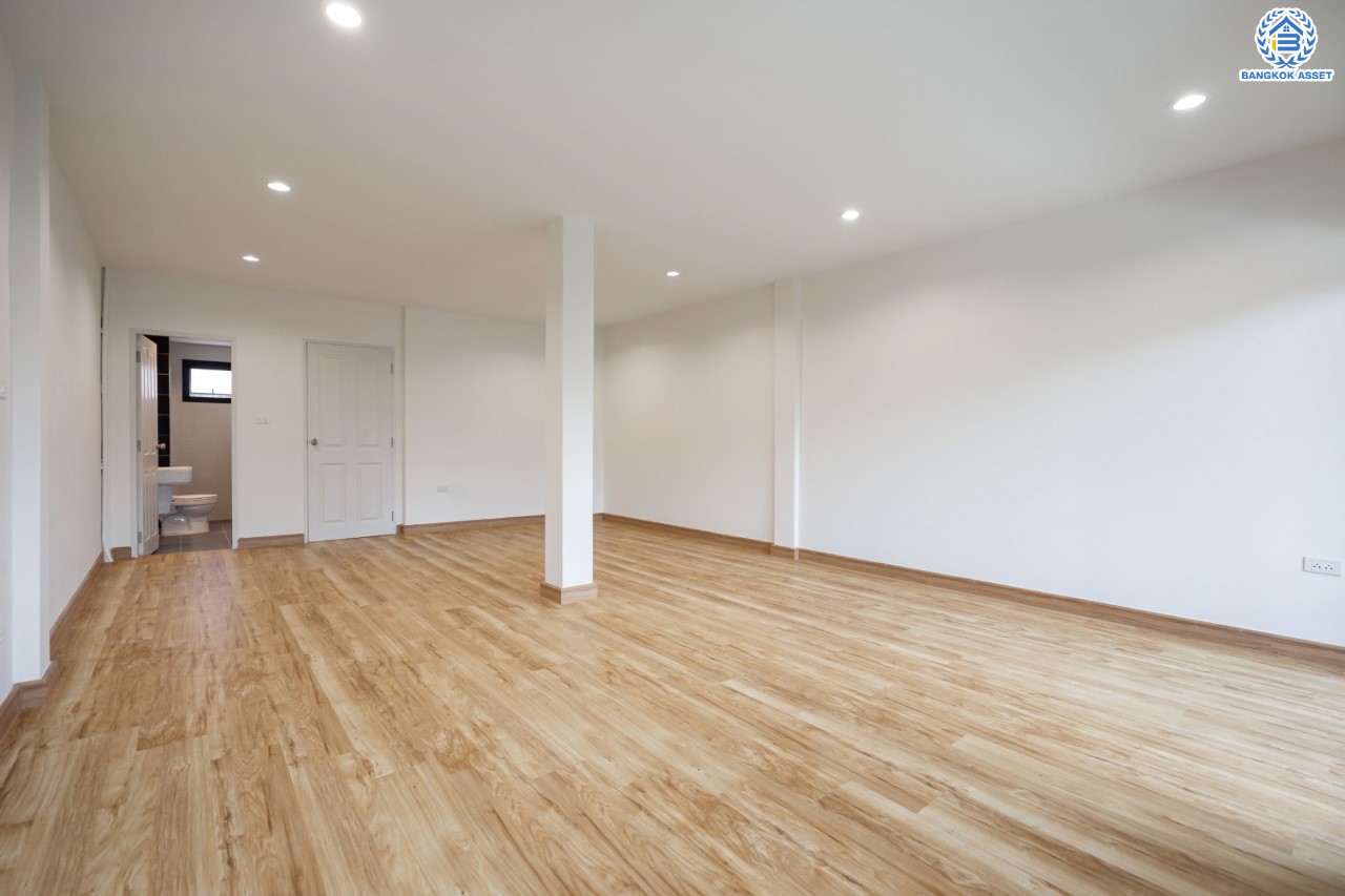 บ้านมือสองตกแต่งใหม่ ดีไซน์สวย ม.บ้านช่อชัยพฤกษ์ จรัญฯ-ปิ่นเกล้า เนื้อที่ 30.5 ตร.ว. ฟังก์ชัน 3 ห้องนอน 3 ห้องน้ำ จอดรถได้ 2 คัน รองรับทุกกิจกรรม บนทำเลเชื่อมต่อหลายเส้นทาง ใกล้จุดขึ้นทางด่วน "ศรีรัช" และรถไฟฟ้าสายสีแดง "สถานีบางบำหรุ"...